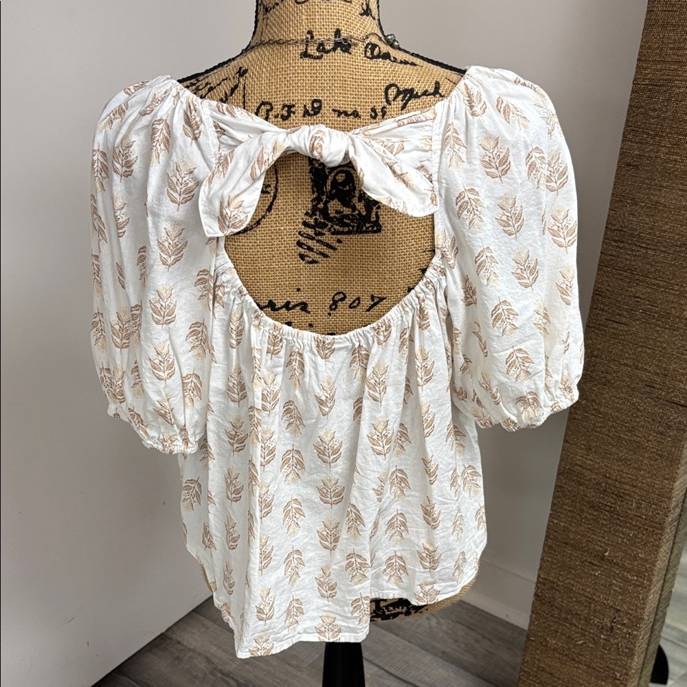 Old Navy White and Tan Wheat Pattern Cropped Peasant Blouse - Picture 3 of 6